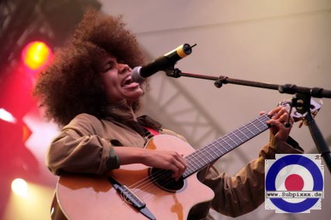 Nneka (NGR) 24. Summer Jam Festival - Fuehlinger See, Koeln - Green Stage 05. Juli 2009 (5).JPG